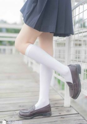 日本少妇一边吃奶一边摸下边_超清高清完整版播放